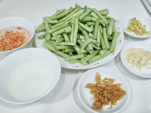 〔四季豆〕 洗淨撕去絲, 切對半。
〔薑〕切未, 〔蝦米〕洗淨泡水。