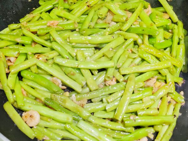 1 準備平底鍋加多一點油,约滿鍋0.5cm即可, 將〔四季豆〕放入高温油炸20秒 撈出瀝乾。
2 鍋內油掉出, 利用原鍋內餘油, 放入〔蝦米〕炒香, 再放〔冬菜〕炒, 再放人〔四季豆〕、〔高湯〕蓋鍋煨 讓〔四季豆〕吸〔高湯〕, 直到〔高湯〕收乾前 加〔薑未〕 炒一炒即完工！😋🥢