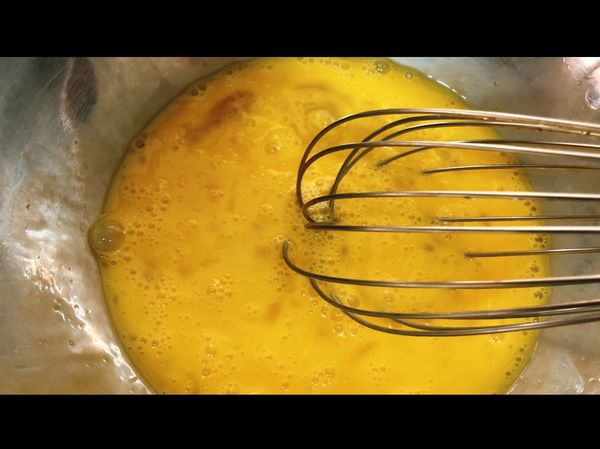 （布丁體製作）
在鍋中打入雞蛋，攪均勻備用