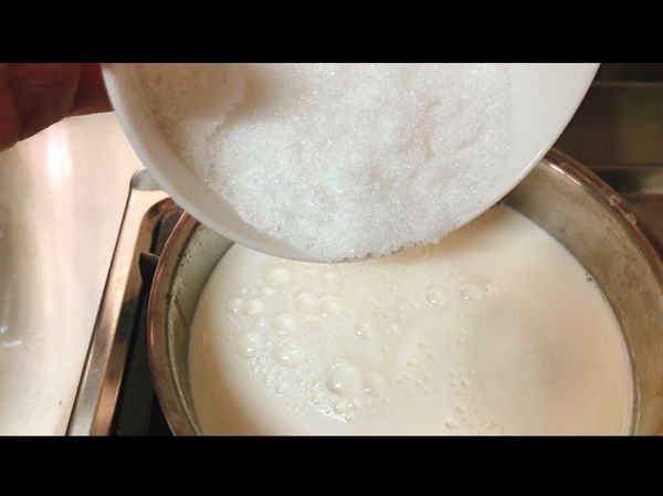 牛奶裡加入糖，用小火攪拌至糖融化，不要太高溫喔！放涼備用