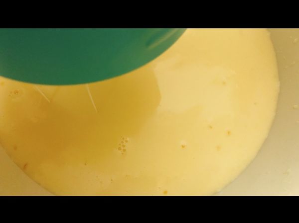 將牛奶+蛋液混合好的布丁液過篩3次（口感較好）