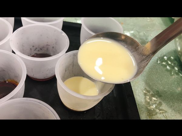 將布丁液倒入布丁杯中