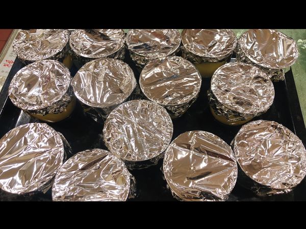 將錫箔紙覆蓋布丁杯