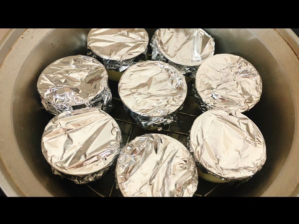 大同電鍋加入架子，倒入一杯的水，將布丁杯放入