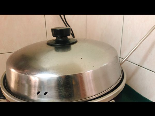 利用筷子，讓電鍋留點細縫，按下煮飯鍵，煮至煮飯鍵跳起