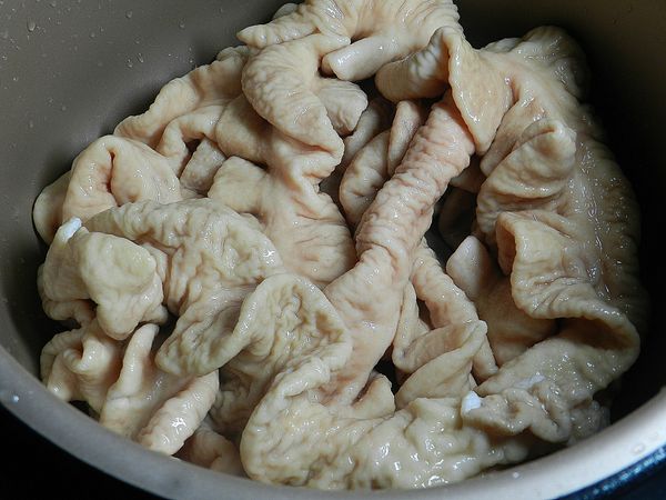 大腸先用麵粉與白醋洗淨，放入飛利浦智慧萬用鍋中