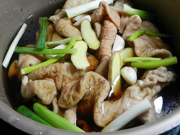 放入薑片、蒜頭、蔥段(約兩根量)，再放入調味料，蓋上鍋蓋