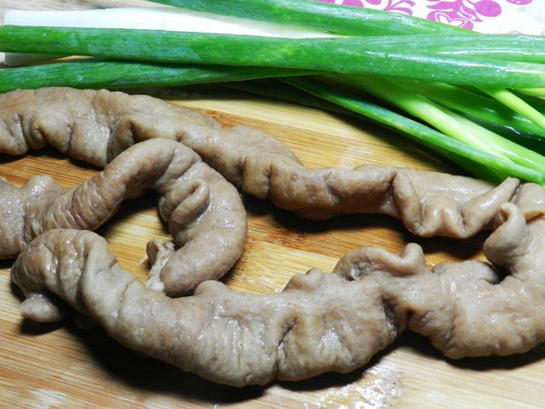 蔥兩枝對切，將大腸剪約蔥的長度