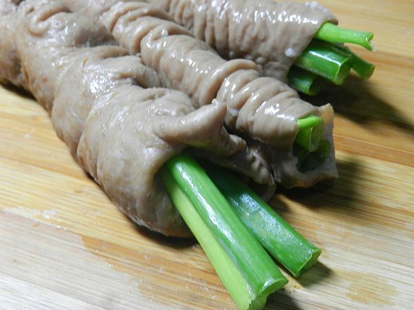 將蔥段塞入大腸中