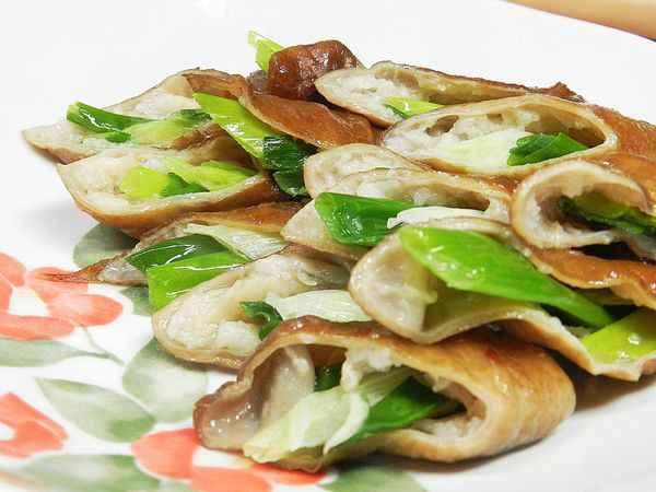 切好的腸包蔥非常的香脆~還可以撒上一些白胡椒粉~真讓人忍不住一口接一口~