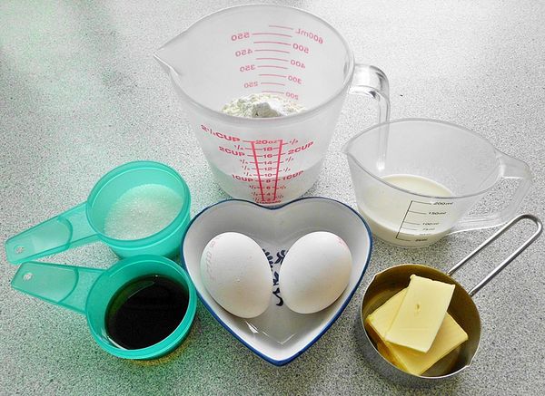 秤量好所有食材~這個蛋糕做法超簡易,完全不需要用到電動攪拌器,只要直立式的手拿攪拌器就可以完成～
好吃當然不在話下,充滿香甜的蜂蜜氣息..有興趣的朋友可以試試喔!