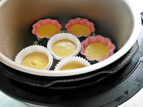 將填裝好麵糊的杯模放入乾淨的飛利浦智慧萬用鍋內鍋中,再蓋上鍋蓋～