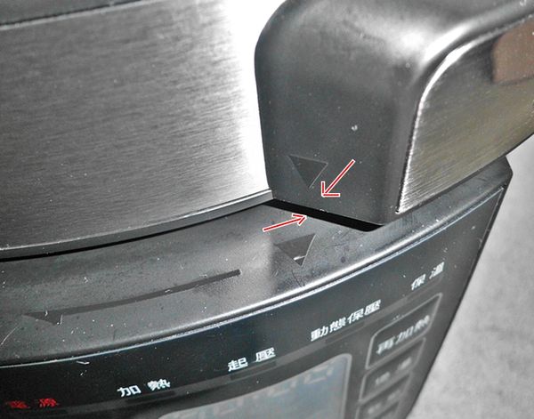 鍋蓋和鍋身上各有一個三角形箭頭,對整齊後向左轉動即可安全地蓋上了。
(有防錯合蓋的設計，如果不能對準扣合，就無法合蓋起來喔!)