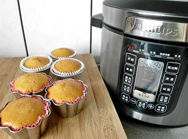 瞧～很不錯耶,上色也漂亮, 除了烤箱,飛利浦智慧萬用鍋也可以烤出美美的蛋糕喔!