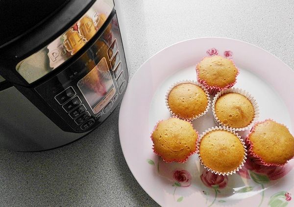 「飛利浦智慧萬用鍋」所具備有的幾大優點如下:
1.	智慧化自動烹飪系統：
米飯，煮粥功能外，內建十多種多樣化烹飪設定,高效節能裝置，節能又環保。
2.五大烹調選擇：
無水烹調~能料理、蒸、煮、燉、滷多種好菜。3. 獨特無水烹調，不加水，也不加油，鎖住新鮮營養，健康加分。4. 耐久不沾金色內鍋，傳熱絕佳，燜煮更全面，食物更入味。
