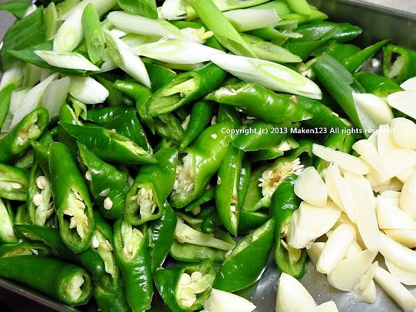 大炒鍋中加入一點油熱鍋,爆香蒜頭蔥和糯米椒後,
加上切片的臘肉辣腸快炒一會兒,
接著放入事先泡過水瀝乾的小魚,炒香香,
嗆點醬油和老抽還有一咪咪辣椒醬還有
泰式甜雞醬也灑個好幾大匙拌拌,
超大一盆臘肉辣腸炒糯米椒小魚乾完成!