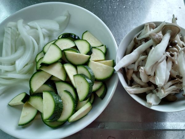 洋蔥切絲，鴻禧菇切掉蒂頭後剝散，櫛瓜切圓片再對切成半圓片