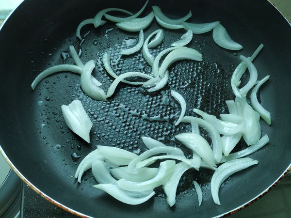 熱鍋後加點油，放入洋蔥拌炒