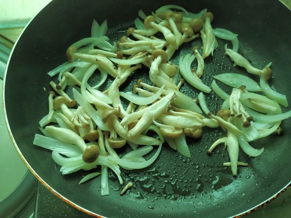 炒到洋蔥香味出來後，加入鴻禧菇