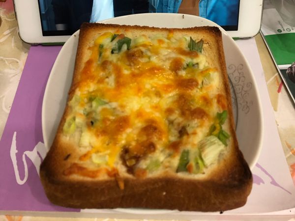 烤箱預熱180度10分
厚片土司畫X
蔥 烤肉醬 起司條均勻鋪在土司上
烤5-10分鐘