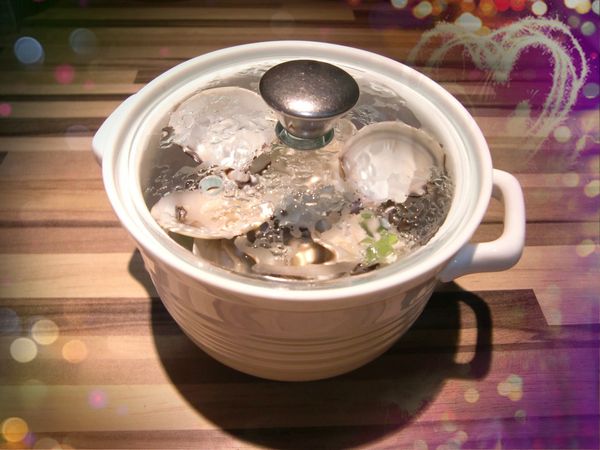 薑絲蛤蠣湯 : 冷水一碗加入薑絲煮開  水滾後再放入蛤蠣 米酒 / 待蛤蠣煮開後 再加入鹽巴及香油即可