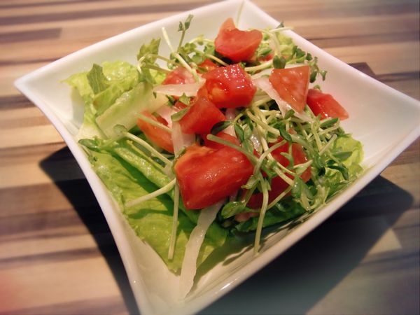 蔬食沙拉 : 蘿蔓生菜洗淨切段 / 洋蔥絲加水放入冰箱冷藏 一小時後取出 / 牛番茄去皮切丁 / 豆苗洗淨後切 2-3 段 ~ 前置作業完成後 將 [沙拉] 倒入一大盆 淋上市售醬料拌勻即可