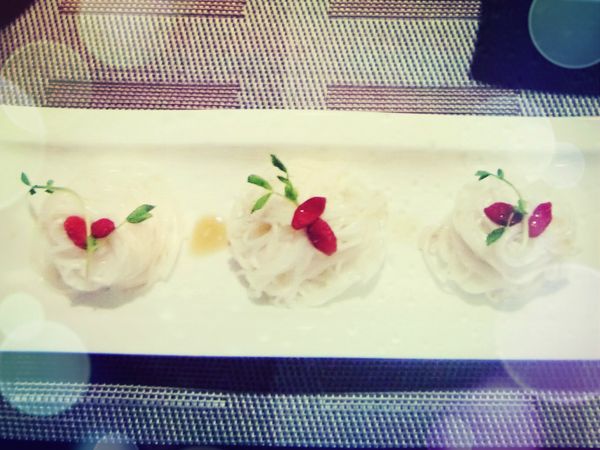 麻油清麵線 : 取一鍋煮水 水滾後放入麵線   煮三分鐘後將洗淨的枸杞下鍋同煮 一分鐘後撈起麵線及枸杞  淋上麻油拌勻 用叉子捲起麵線 放入盤中 上面再點綴枸杞及豆苗即可