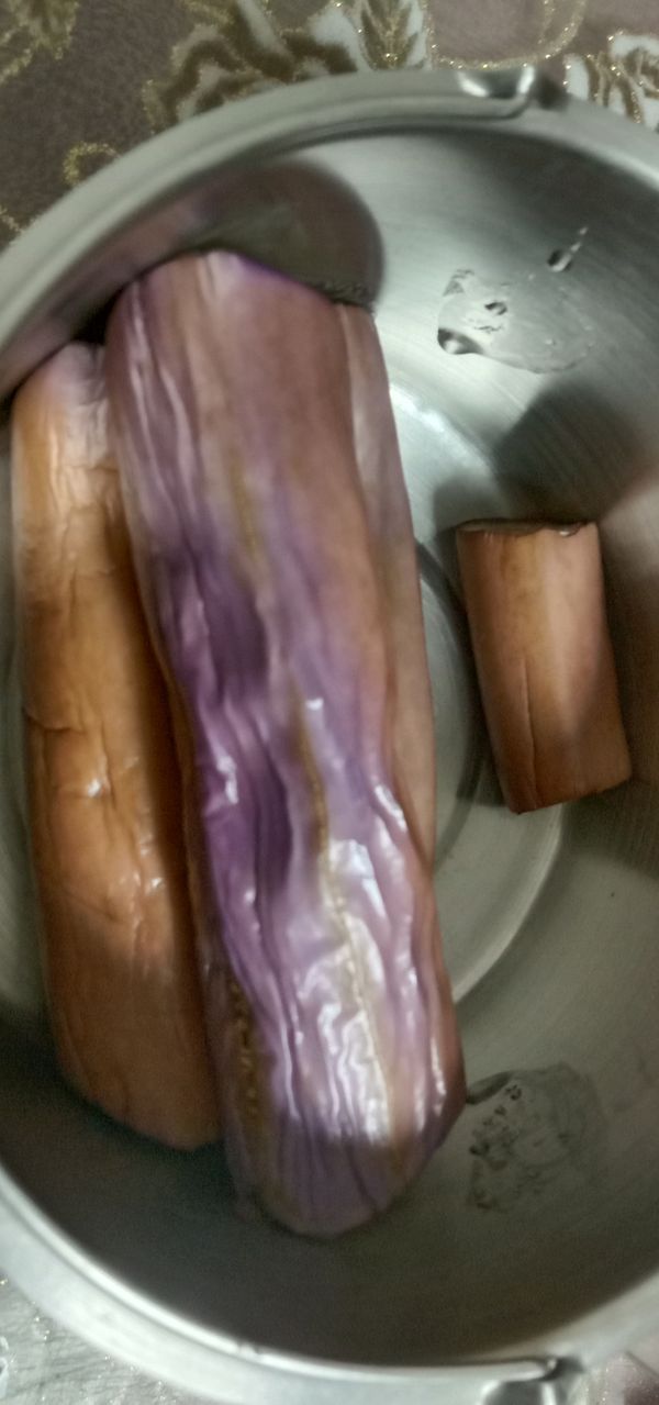 先將茄子洗淨切段約十公分左右，放入鍋內隔水加熱清蒸茄子。（我用IH爐煮約十分鐘，若瓦斯爐大火蒸3~4分鐘至軟或是將茄子表面噴水放入微波爐中強微波2~3分鐘蒸軟）