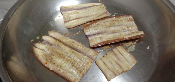 鍋內倒入點油煎一下茄子。（油不用多，茄子會吸油喔）