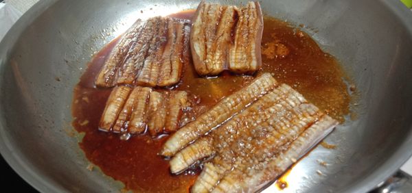 調味好的醬汁淋到茄子上，兩面都煎一下讓茄子吸附醬汁有點收汁就關火再蓋上蓋悶幾十秒，取出成盤灑點白芝麻裝飾完成。