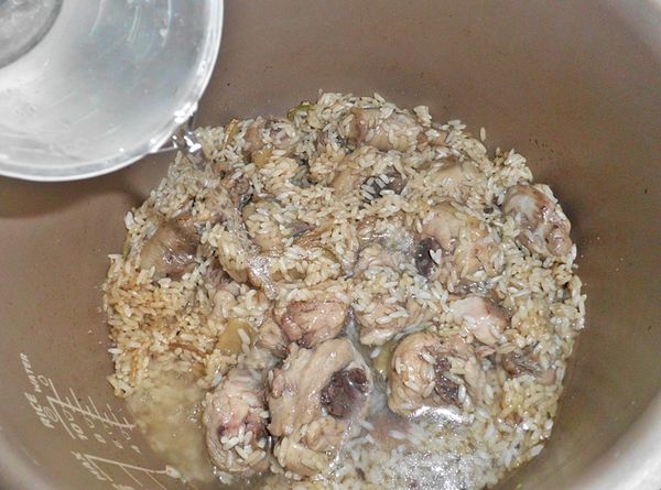 倒入約1量米杯的雞高湯or水(若用一般的白米煮..水量則依個人家庭習慣的米飯軟硬程度調整即可.)