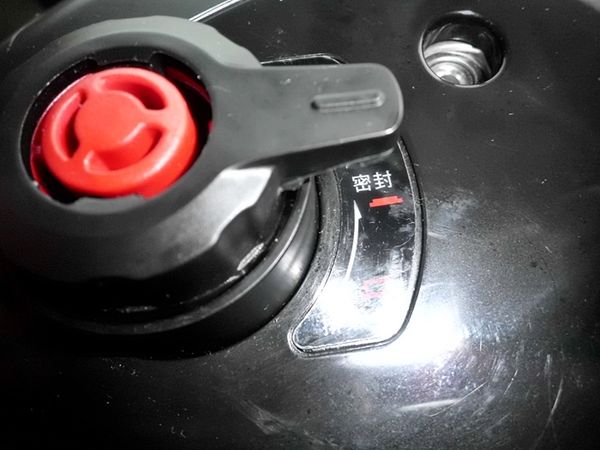 蓋上鍋蓋後(鍋蓋和鍋身上各有一個三角形箭頭,對整齊後向左轉動即可安全地蓋上了。 )將鍋蓋頂上的調整鈕轉至"密封"位置。