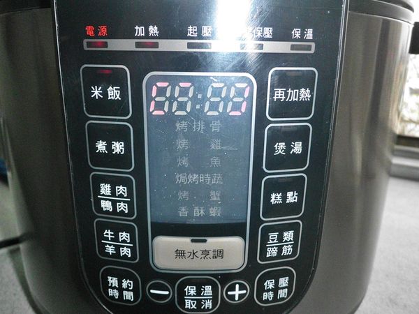 再按下方的"取消保溫"鍵,清除原來的設定,接著重新在按鍵面板上選擇"米飯"的按鍵按下就可以了,只要短短的14分鐘就完成。