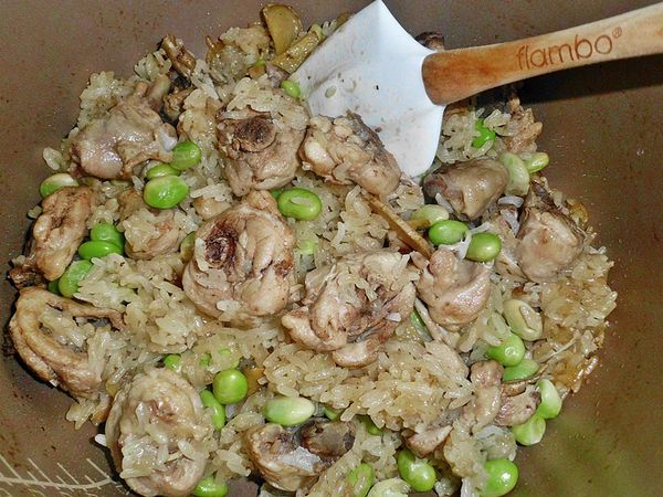 打開鍋蓋後加入汆燙過的毛豆,拌均勻後將鍋蓋蓋上,再燜個5分鐘..香噴噴的麻油雞肉飯就大功告成嘍!