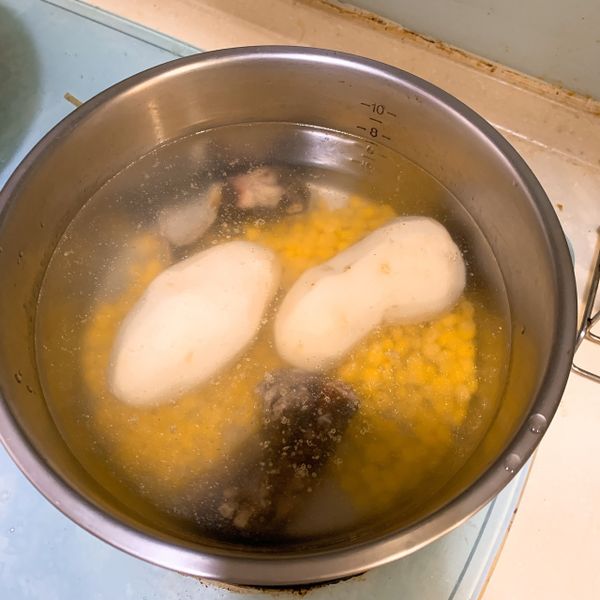 因為我們家沒有雞湯粉
所以決定自己熬煮雞湯
雞湯的部分其實不困難
將適量的雞腳和玉米、馬鈴薯放入水中熬煮約一小時即可