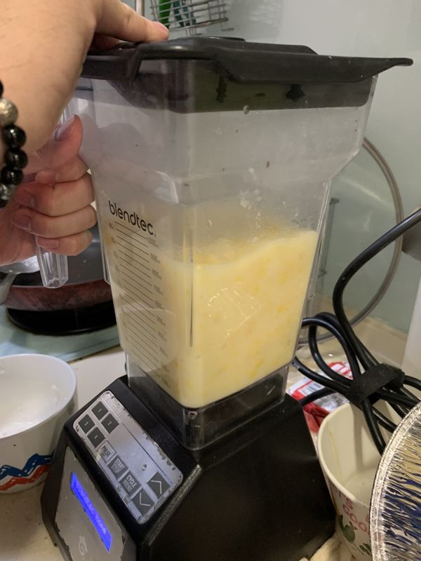 高湯熬煮完畢後
將裡面的雞腳先取出來

馬鈴薯切塊放入果汁機裡打碎
再放入高湯中