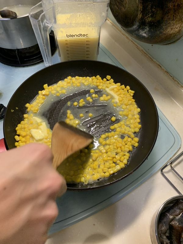 接下來再將高湯裡的玉米取出
加入些許的奶油拌入 並用小火炒