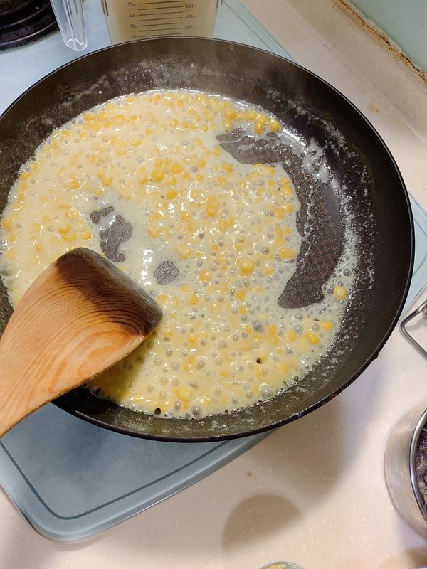 當奶油完全融化後
倒入高湯