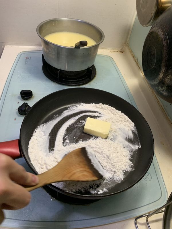 進入炒白醬步驟！
放入奶油、麵粉乾炒
拌勻後將火轉小慢炒
要讓麵粉完全糊化成流沙狀
沒有顆粒感後酒可以分次倒入鮮奶