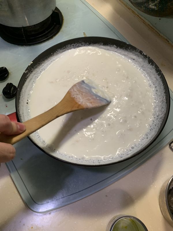 當白醬大概呈現這樣
滑順無顆粒
就可以倒入湯中攪拌囉！