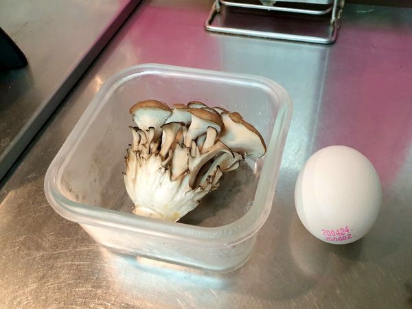 準備好材料，將舞菇剝散。