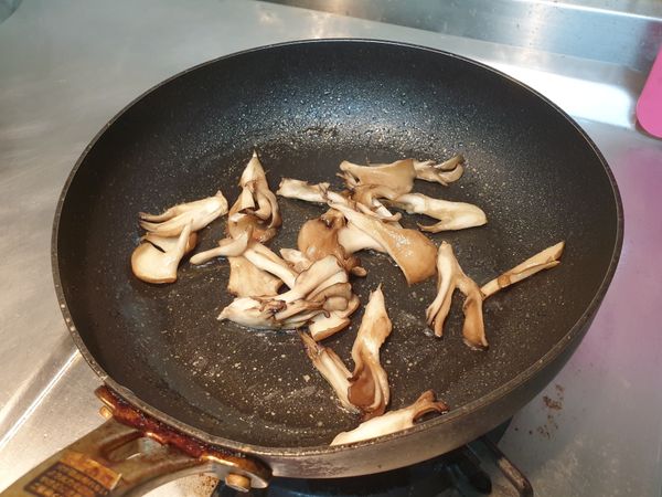 平底鍋加油，先將舞菇炒到微軟。