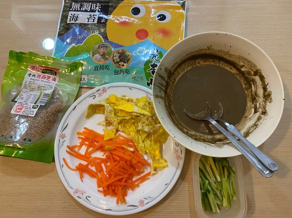 將所有醬料調勻，因花生醬、芝麻醬易結塊，需花點時間慢慢拌散，整道菜最麻煩的地方就是調醬汁而已了。
紅蘿蔔、小黃瓜切絲，蛋打散入鍋煎成蛋皮，放涼切絲。