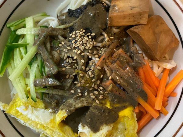 煮一鍋熱水，紅蘿蔔絲先燙3分鐘撈起瀝乾備用；麵條煮熟，將紅蘿蔔絲、小黃瓜絲、蛋絲、海苔絲或海苔片擺盤，淋上醬汁，灑上白芝麻粒即完成一道夏日清爽麵食。另外添加滷豆乾更添美味。

想吃涼麵的話，在麵條熟透後可撈起泡冷水，10分鐘後瀝乾水份放進冰箱冷藏，欲食用時再擺盤淋醬汁即可。