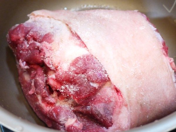 豬蹄螃去除多餘的油脂後，表面化數刀，抹上兩大匙的鹽後放入智慧鍋內鍋中