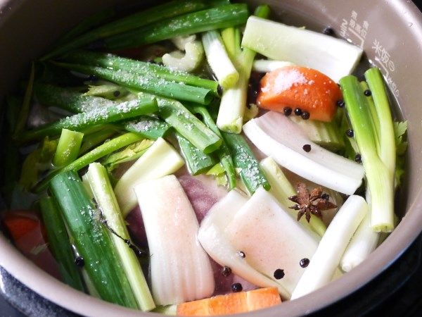 將所有蔬菜切大段/塊後，放入鍋中後，加水淹過材料，並另外加入三大匙鹽