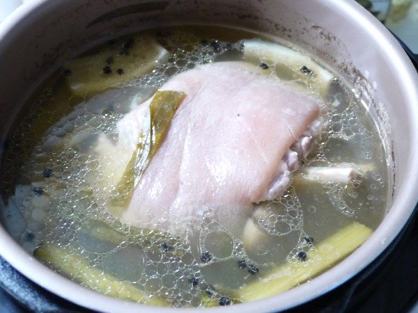 煮完後等約2-30分鐘，讓裡面的壓力"自然"洩出後，豬腳已經差不多了。(如果煮的東西有湯汁，請自然放涼/洩壓。手動洩壓的話，裡面的液體有可能會跟蒸氣一起噴出來)

 (至於怎麼知道壓力已經自然洩出，鍋蓋上面有個"洩壓"閥，轉動時沒有氣體噴出即代表壓力已經洩完)

 (因為我個人喜歡軟爛一點的豬腳，所以又續煮了10分鐘左右)

  此時的豬腳已經非常入味軟爛囉~