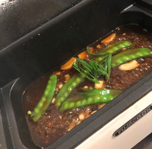 加入少許醬油、水、糖煮一下，放上蔥花。