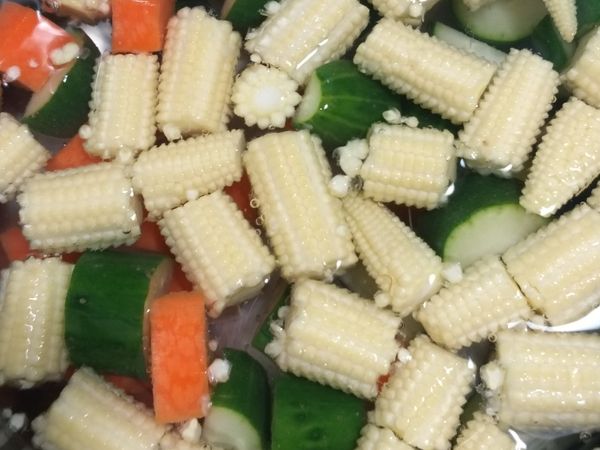 將小黃瓜紅蘿蔔玉蜀黍入滾水燙熟