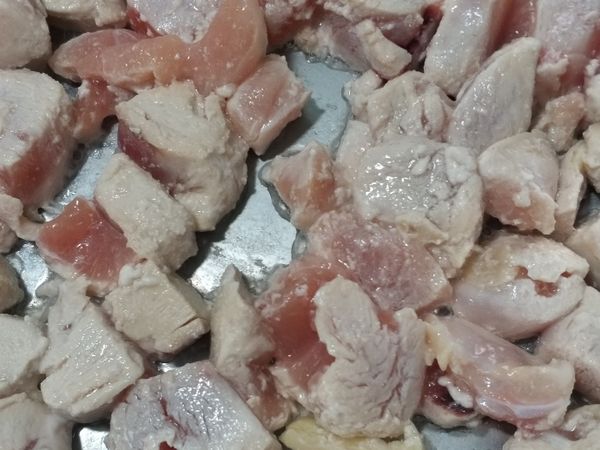下油將雞胸肉炒熟